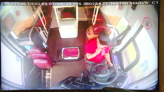 CSGT trực tiếp cầm lái xe giường nằm để đánh giá độ an toàn