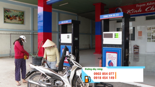 Cây xăng bán nhỏ giọt, người dân gặp khó