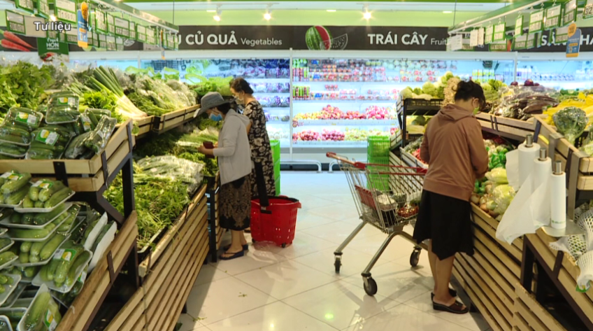 Áp lực xăng, dầu, giá nhiều mặt hàng thực phẩm nhích tăng