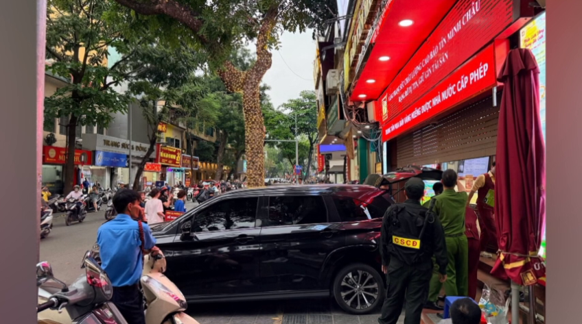 Nhiều công an xuất hiện tại cửa hàng vàng Bảo Tín Minh Châu