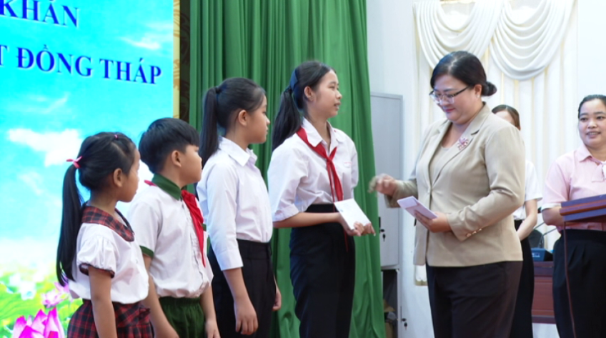 Món quà ấm áp với trẻ em mồ côi