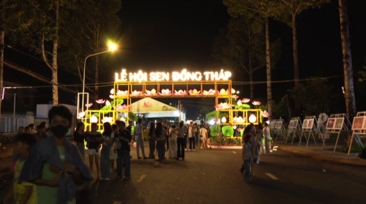 Lễ hội sen Đồng Tháp sôi động trở lại sau mưa giông