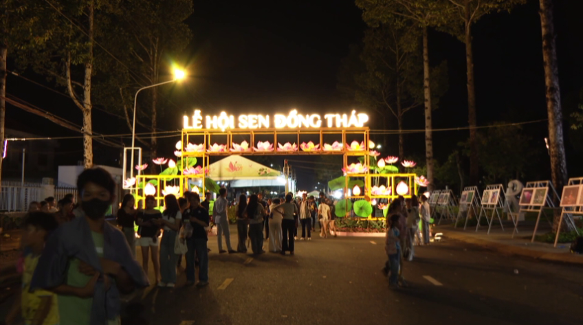 Lễ hội sen Đồng Tháp sôi động trở lại sau mưa giông