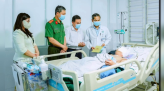 Xếp hàng mua bánh Trung thu truyền thống tại TP. HCM