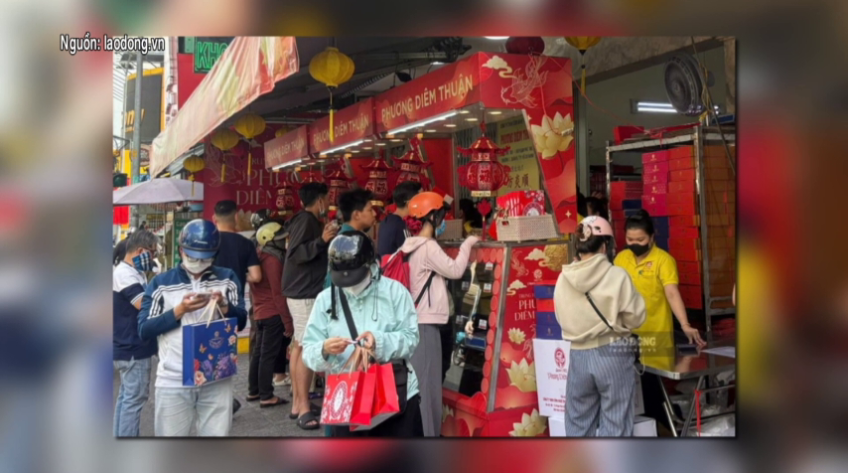 Xếp hàng mua bánh Trung thu truyền thống tại TP. HCM